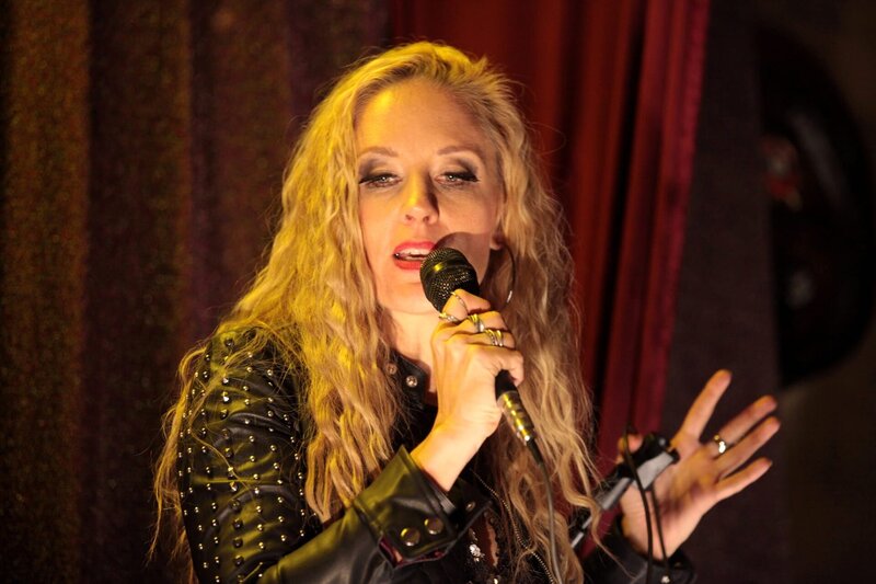 In der Parallelwelt ist Penelope Lanz Sängerin und tritt in einer Bar auf. (Penelope Lanz (Lilian Klebow)).  „SOKO Wien – Quantensprung“: Penelope in der Bar. Fotograf: Stefan Haring – Bild: Bavaria Media