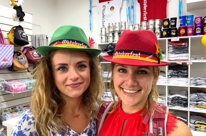 Porto Belo in Brasilien. Ausflug nach Blumenau mit Christine Spindler (links) und Lisa Forster. – Bild: BR/​Cornelia Schulze