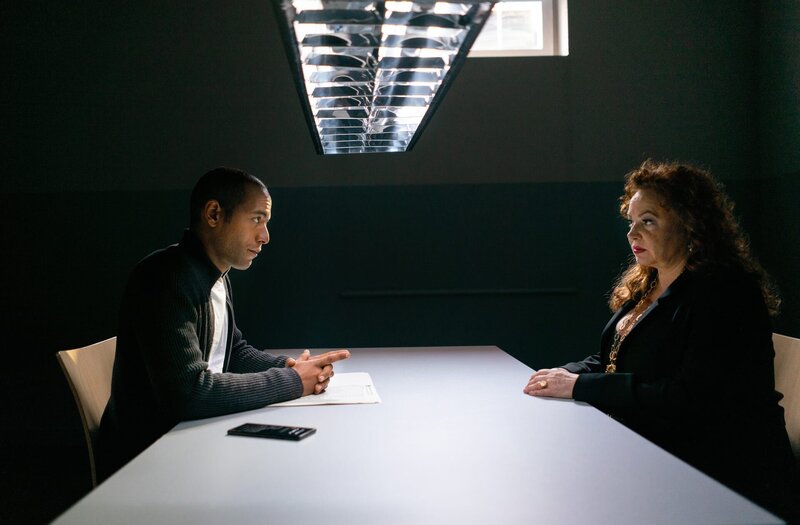 Jerry Paulsen (Peter Marton, l.) nimmt Rita Weiß (Petra Berndt, r.) in die Mangel – sie hat kein Alibi. – Bild: ARD/​Lucky Bird Pictures/​Angela M. Schlabitz