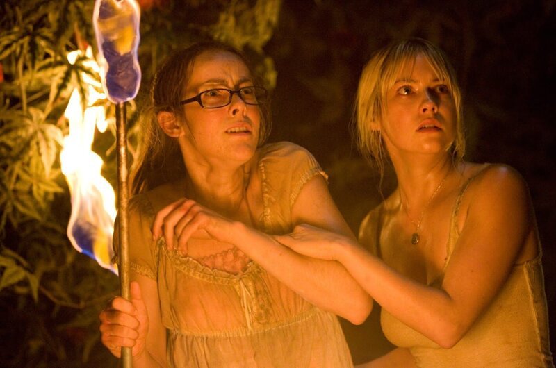 Schon bald müssen Amy (Jena Malone, l.) und Stacy (Laura Ramsey, r.) erfahren, dass die Natur verrückt spielt … – Bild: Tele 5 Schon bald müssen Amy (Jena Malone, l.) und Stacy (Laura Ramsey, r.) erfahren, dass die Natur verrückt spielt … – Bild: Tele 5