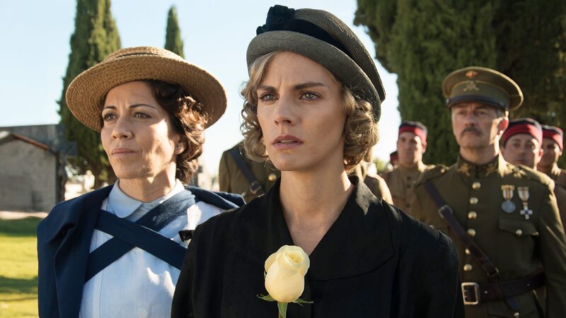 Carmen Angoloti (Alicia Borrachero, l.) und Julia Ballester (Amaia Salamanca, r.) – Bild: AXN White