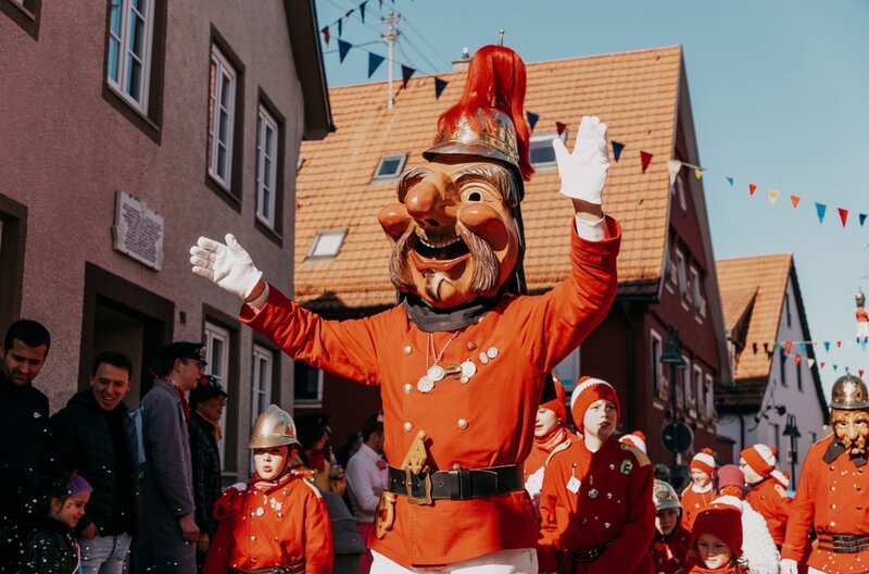  Kügele Hoi! Großer Umzug der Narrenzunft Spritzenmuck Ehingen am Fasnetsdienstag. – Bild: SWR/​Narrenzunft Spritzenmuck Ehi