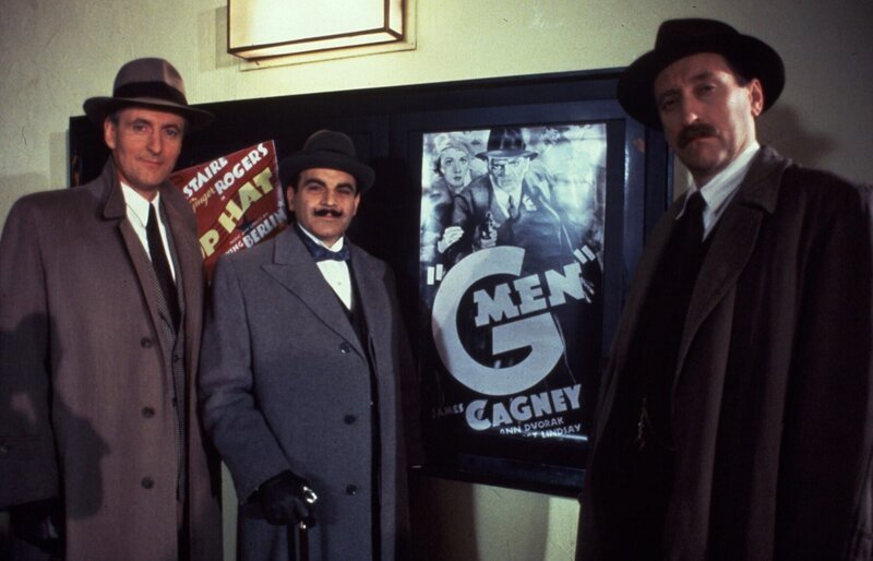 Agatha Christie’s Poirot [2] Episode 8 – The Kidnapped Prime Minister Poirot is called in at the highest level when the British Prime Minister is kidnapped in France en route to a disarmament conference. The kidnap has been preceded by a gun attack on the PM as he travelled down on the boat train after seeing the King at Windsor. With only 32 hours to go before the conference is due to start, Poirot confounds the government by refusing to cross the channel and pursuing his investigation in England. L-R: Captain Hastings (HUGH FRASER), Hercule Poirot (DAVID SUCHET) and Chief Inspector Japp (PHILIP JACKSON) © Granada plc – Bild: ITV plc /​ Marlyse Press Photo/​MPP