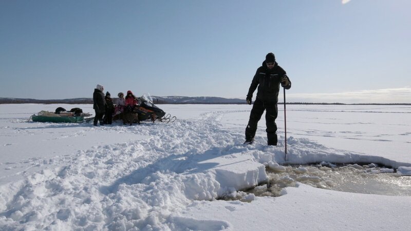 Die Familie Roach stellt Fallen zum Eisfischen auf. (National Geographic) – Bild: National Geographic /​ National Geographic