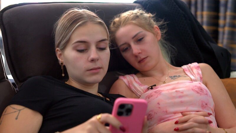 Estefania (li.) und Loredana chillen zusammen – Bild: RTLZWEI, Yellowstone Productions