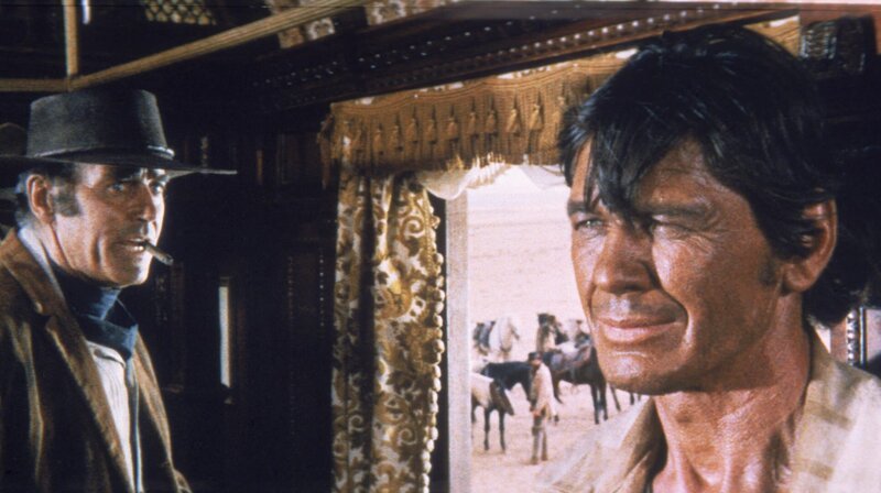 Der Bandenchef Frank (Henry Fonda) weiß nicht, was „Mundharmonika“ (Charles Bronson, re.) von ihm möchte. – Bild: BR/​ARD Degeto/​Paramount Pictures