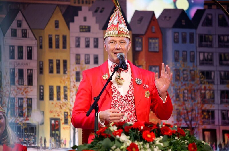 Die alljährliche Kölner Fernsehsitzung am Rosenmontag findet traditionell wieder im altehrwürdigen Gürzenich in Köln statt – vor ausverkauftem Saal natürlich! In diesem Jahr zum ersten Mal unter der Leitung von Marcus Gottschalk. – Bild: WDR/​Dirk Borm
