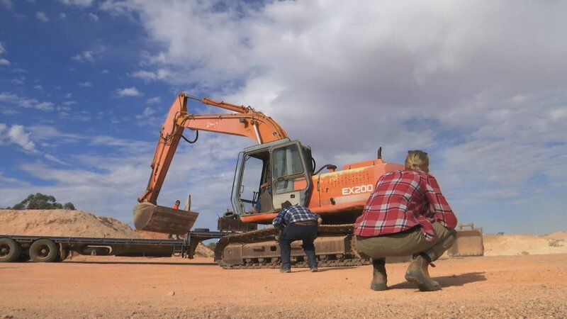Half ton heavy construction machine. – Bild: 2021 DISCOVERY GERMANY