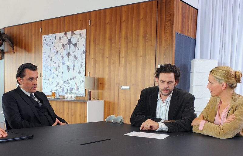 ARD DIE KRAFT, DIE DU MIR GIBST, Deutschland/​Österreich 2014, Regie Zoltan Spirandelli, am Freitag (13.06.14) um 20:15 Uhr im Ersten Maja (Tanja Wedhorn) und ihr Mann Konrad (Alexander Beyer, Mitte) wollen Klinikchef Professor Adler (Hary Prinz) dazu bewegen, die Hygienestandards in seinem Krankenhaus zu verbessern. – Bild: ARD Degeto/​Alfons Kowatsch