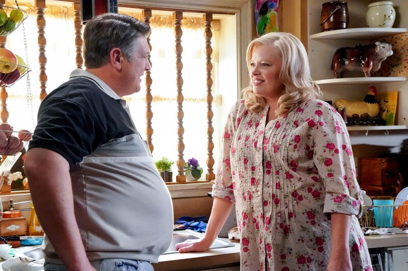 George Cooper sen. (Lance Barber, l.); Brenda Sparks (Melissa Peterman, r.) – Bild: Warner Bros. Entertainment Inc. /​ Bill Inoshita