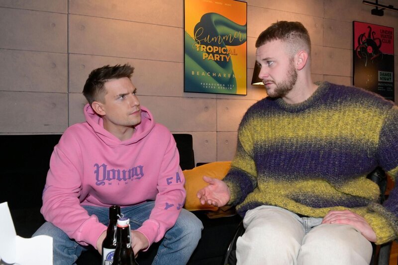 Moritz (Lennart Borchert, l.) merkt, dass Jonas (Felix van Deventer) Angst um seine Beziehung zu Flo hat. – Bild: RTL Passion