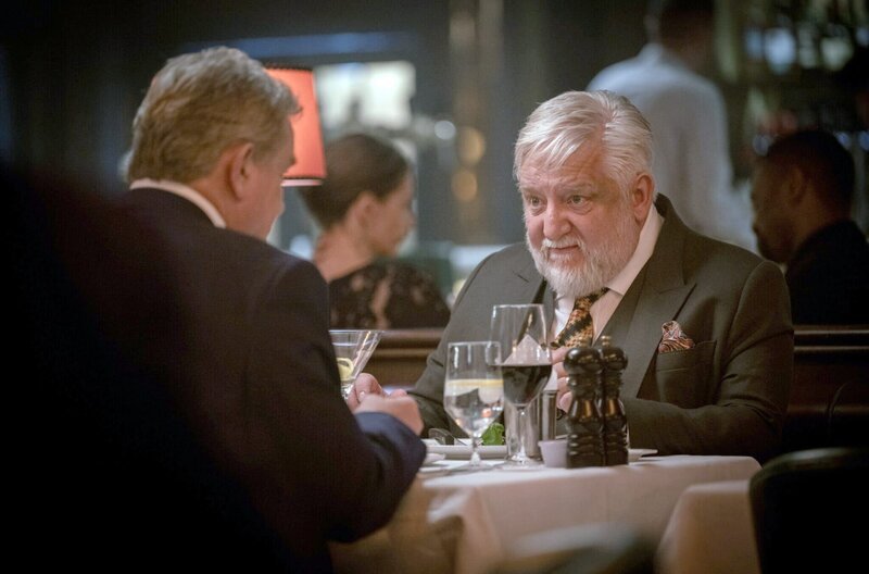 Im Gespräch mit seinem Agenten Bently (Simon Russell Beale, re.) zeigt sich Douglas (Hugh Bonneville, li.) unsicher, wie er dem Shitstorm begegnen soll. – Bild: Sally Mais/​BBC Studios/​Hartswood