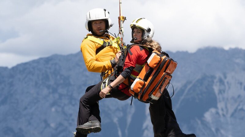Einsatz für die Bergretter Katharina (Luise Bähr) und Markus (Sebastian Ströbel). – Bild: ZDF und Stephanie Kulbach