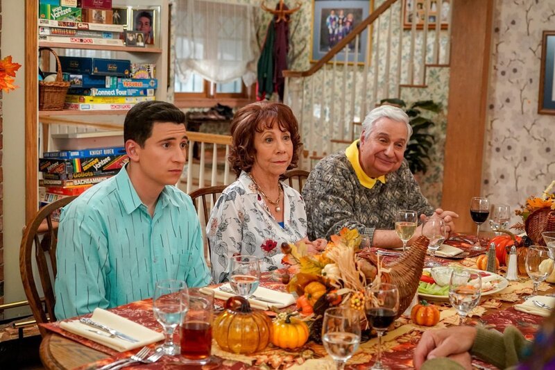 v.li.: Geoff Schwartz (Sam Lerner), Linda Schwartz (Mindy Sterling), Lou Schwartz (Ken Lerner). – Bild: Sony Pictures/​ABC/​Richard Cartwright