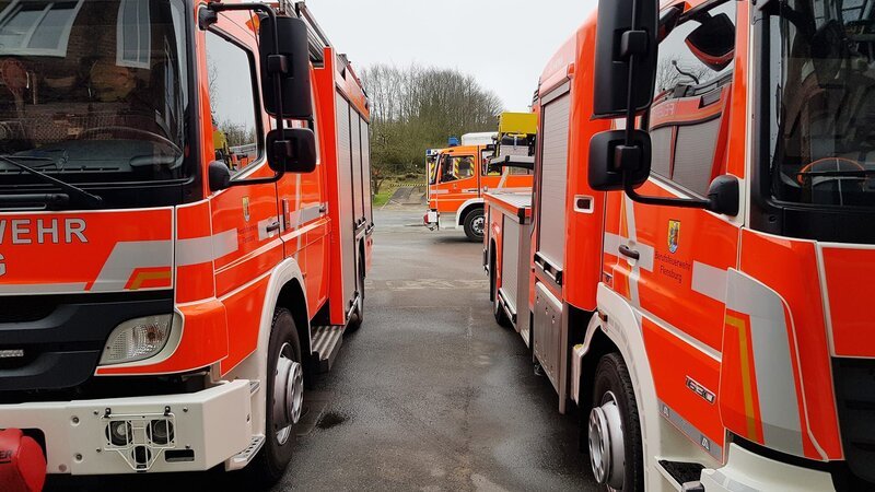 Parked fire trucks – Bild: Warner Bros. Discovery