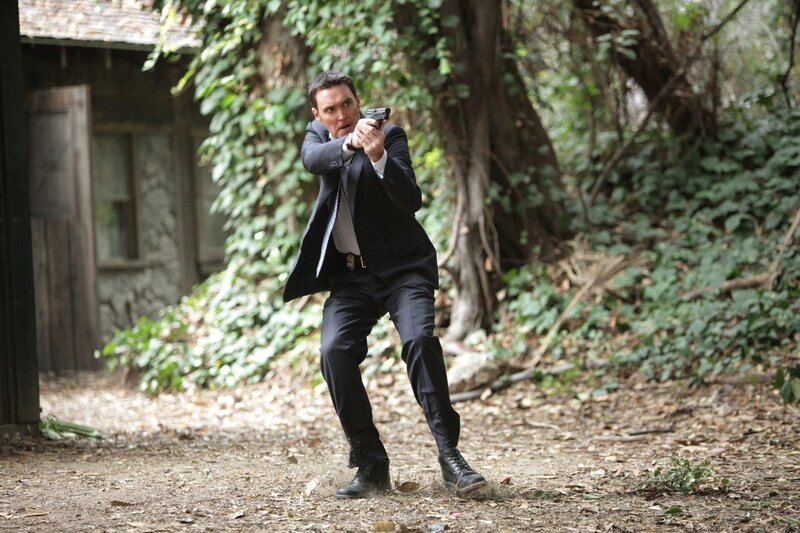 Auf der Suche nach dem Mörder von Justin DeGeorge: Wayne (Owain Yeoman) … – Bild: Warner Bros. Television Lizenzbild frei