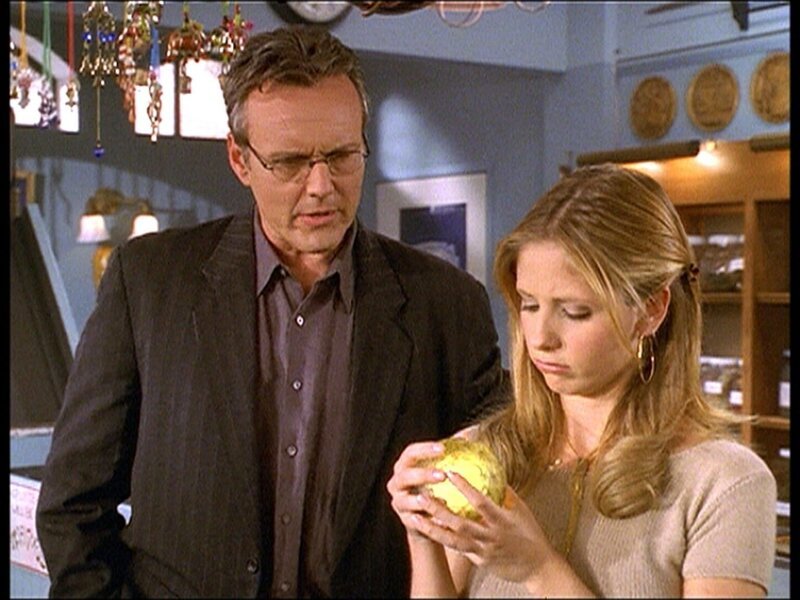 Buffy (Sarah Michelle Gellar, r.) und Giles (Anthony Stewart Head) überlegen, was es mit der geheimnisvollen Kugel auf sich haben könnte. – Bild: ATV2