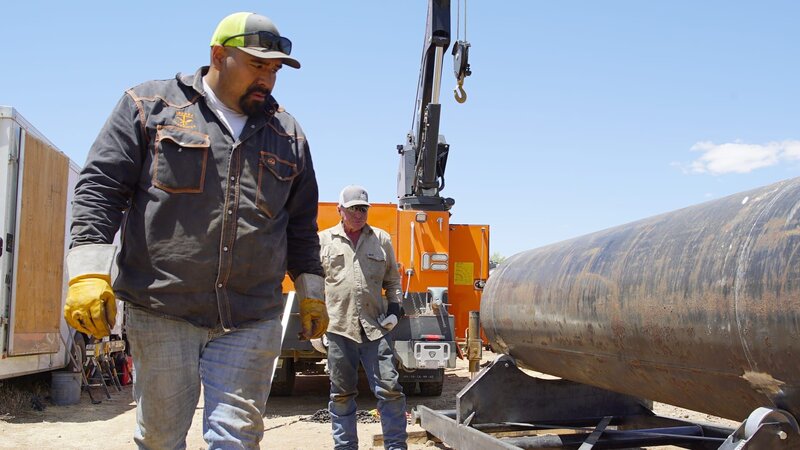 L-R: Juan Ibarra examining pipe, Freddy Dodge in background – Bild: DMAX