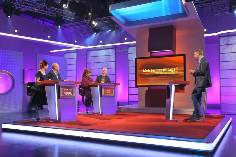 Moderator Florian Weber überprüft im Wissensquiz „Meister des Alltags“ die Alltagstauglichkeit seiner prominenten Kandidaten: Enie van de Meiklokjes, Bodo Bach, Alice Hoffmann und Guido Cantz. – Bild: SWR/​Peter A. Schmidt