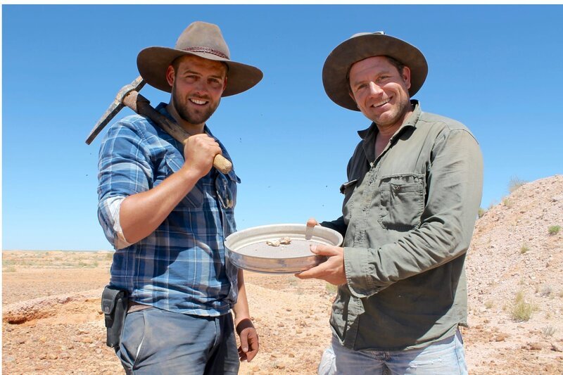 The team in Lightning Ridge hoping for a big jackpot just before the end of the mining season. – Bild: Discovery Communications