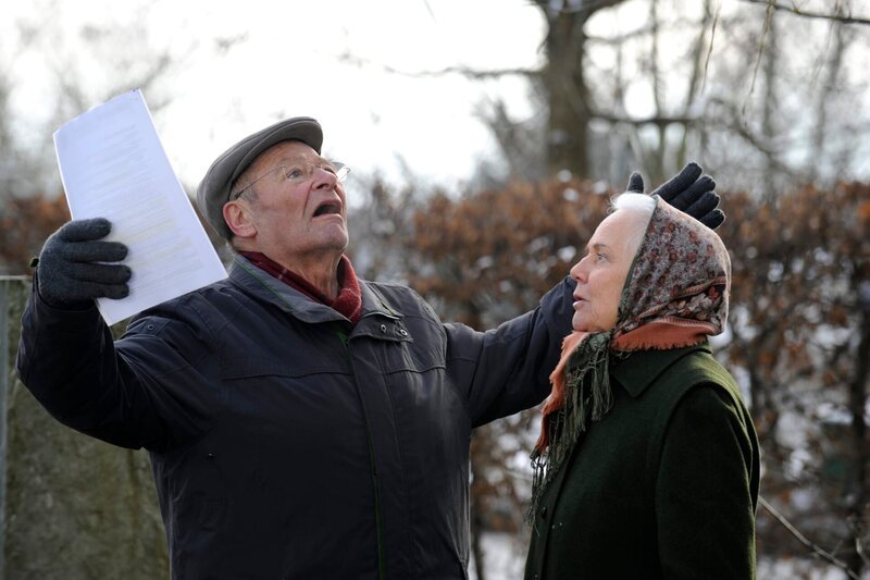 Theres und Alois diskutieren heftig auf dem Friedhof. Von links: Alois Preissinger (Erich Hallhuber sen.) und Theresa Brunner (Ursula Erber). – Bild: BR/​Marco Orlando Pichler