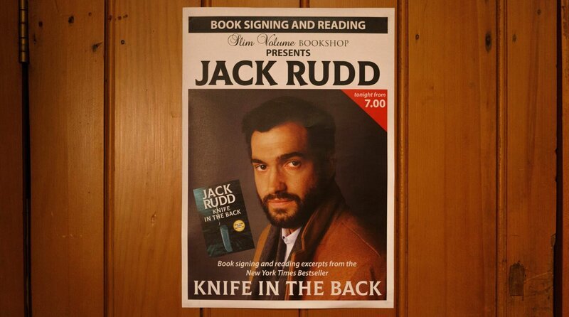 Der gefragte Bestsellerautor Jack Rudd (Matt Whelan) kommt nach Brokenwood! – Bild: All3media international