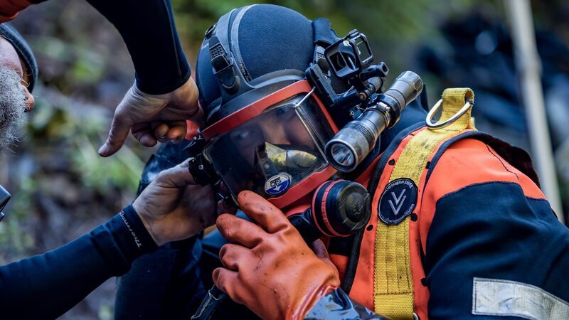 Paul Richardson hilft Scott Allen bei der Vorbereitung auf den Tauchgang – Bild: Discovery, Inc.