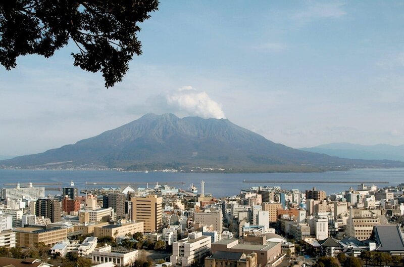 Die Stadt Kagoshima auf der japanischen Insel Kyushu liegt nur acht Kilometer Luftlinie vom explosiven Krater des Sakurajima entfernt. – Bild: Picasa