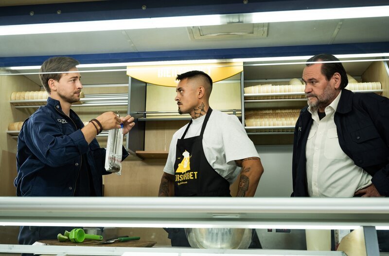 Mark (Timmi Trinks, l.) und Jäger (Markus John, r.) sind erneut bei Kevin Grabowski (Romario Oliveros, M.), der besitzt einen Fleischklopfer, aber kein Alibi. – Bild: ARD/​Martin Valentin Menke