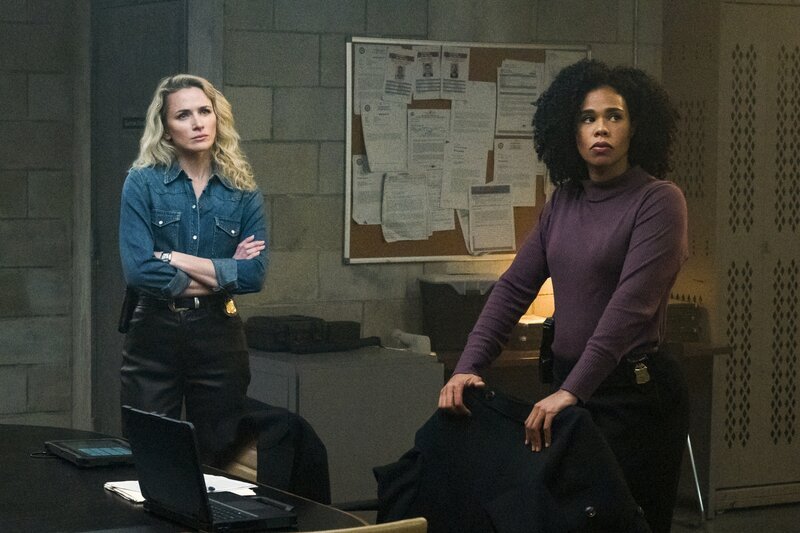 Pictured (L-R): Shantel VanSanten as Special Agent Nina Chase and Roxy Sternberg as Special Agent Sheryll Barnes. – Bild: CBS