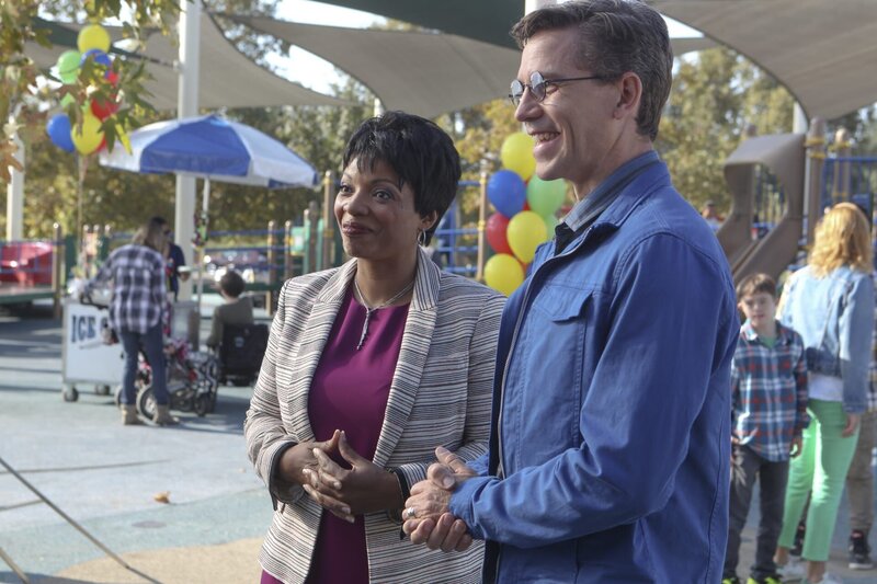 Ein neuer Fall beschäftigt die NCIS, nachdem ein Toter auf einem Golfplatz gefunden wurde. Währenddessen sammelt Palmer (Brian Dietzen, r.) Spenden für einen barrierefreien Spielplatz. – Bild: MMXVI by CBS Studios Inc.All rights reserved