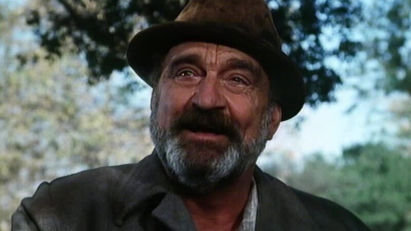 Unzertrennlich: Mark (Victor French) verkleidet sich als Penner. – Bild: Bibel TV