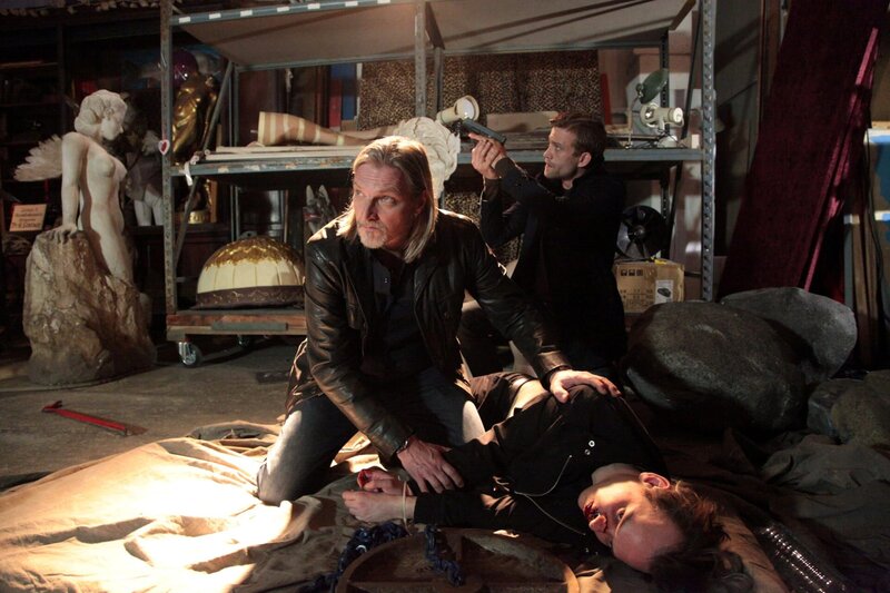 Steininger und Ribarski finden den gefesselten Holzmann in seinem Versteck. (v.l.n.r.: Major Carl Ribarski (Stefan Jürgens), Rafael Holzmann (Martin Vischer), Bezirksinspektor Simon Steininger (Michael Steinocher)). „SOKO Wien – Die Wahrheit stirbt zuerst“: Steininger und Ribarski beim gefesselten Holzmann. Fotograf: Stefan Haring – Bild: Bavaria Media GmbH /​ ZDF