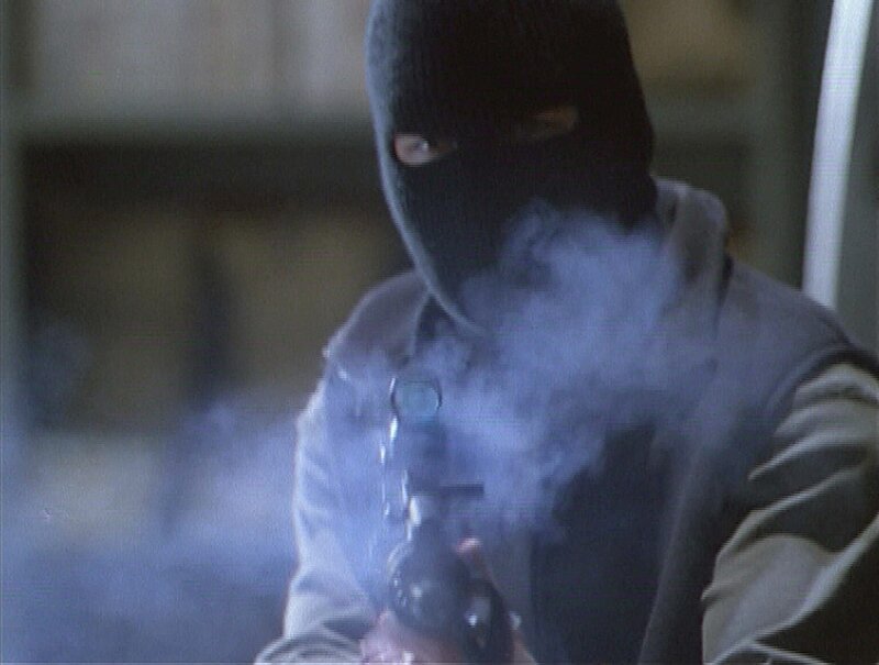 Mit brutaler Gewalt dringen Gangster in eine Bank ein. Dabei machen sie sich die magischen Kräfte eines kleinen Jungen zunutze. – Bild: Paramount Pictures