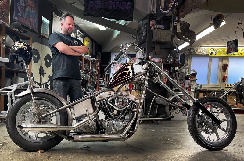 Individuelle Lackverzierungen sind bei Motorradbesitzer:innen beliebt. Chris Rupčić aus Pforzheimm ist einer der wenigen, der die „Custom Paintings“ noch beherrscht. – Bild: SWR/​Monja Eigenschenk