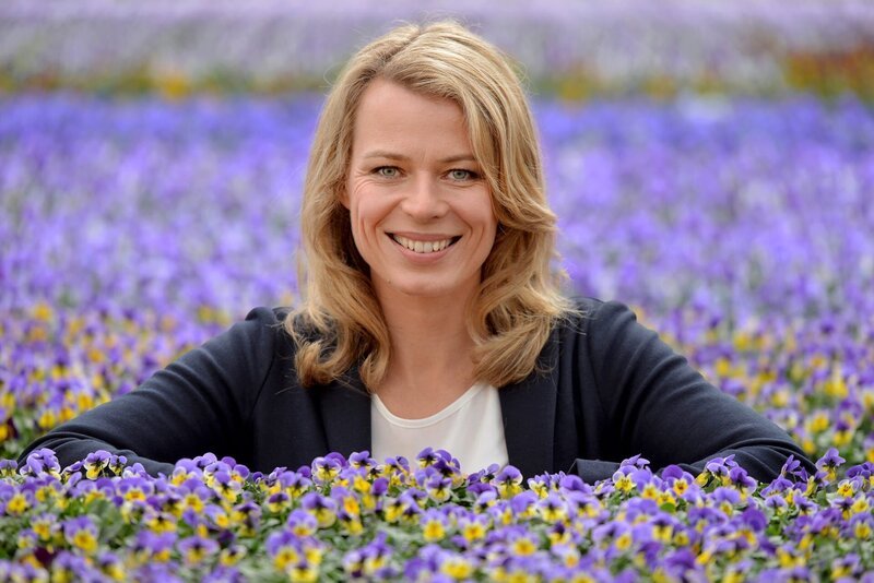 Ulrike Finck ist Moderatorin der „Gartenzeit“. – Bild: HR/​rbb/​Oliver Ziebe