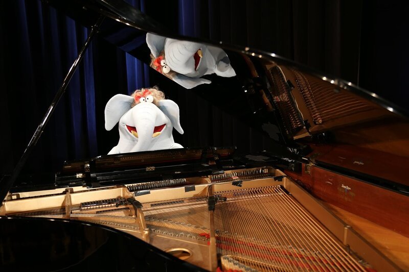 Starpianist Elfie Fant am Konzertflügel. – Bild: NDR/​bigSmile