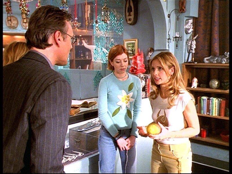 Buffy (Sarah Michelle Gellar, r.) erklärt Willow (Alyson Hannigan, M.) und Giles (Anthony Stewart Head, l.), dass sie das Geheimnis der Kugel auf eigene Faust lüften wird. – Bild: TM + © 2000 Twentieth Century Fox Film Corporation. All Rights Reserved. Lizenzbild frei Buffy (Sarah Michelle Gellar, r.) erklärt Willow (Alyson Hannigan, M.) und Giles (Anthony Stewart Head, l.), dass sie das Geheimnis der Kugel auf eigene Faust lüften wird. – Bild: TM + © 2000 Twentieth Century Fox Film Corporation. All Rights Reserved. Lizenzbild frei