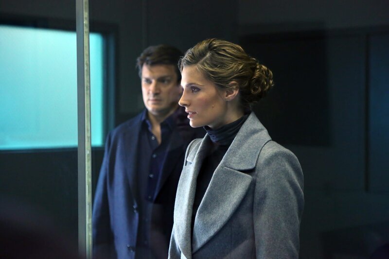 Versuchen einen Fall aufzuklären, bei dem sich eine Frau angeblich zu Tode erschreckt hat: Castle (Nathan Fillion, l.) und Beckett (Stana Katic, r.) … – Bild: ABC Studios Lizenzbild frei