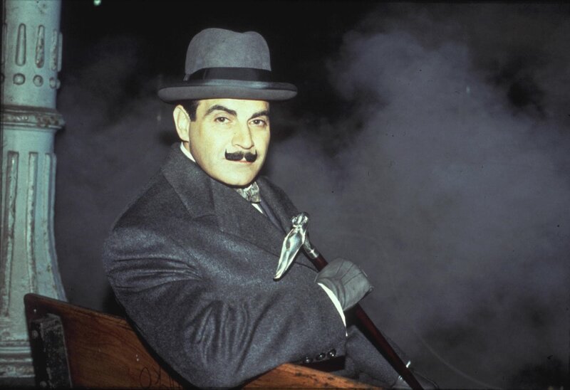 Agatha Christie’s Poirot Episode 3 – The Plymouth Express. When young heiress Florence Halliday is murdered en route to Plymouth, the chief suspects are a couple of known gold-diggers: her reprobate ex-husband Rupert and recent French admirer the Comte de la Rochefour. Poirot and Hastings retrace Florence’s train journey to the West Country. A last sighting of Florence seeking an evening paper provides Poirot with the clue he needs to solve her murder. DAVID SUCHET as Poirot – Bild: ITV plc/​Granada International