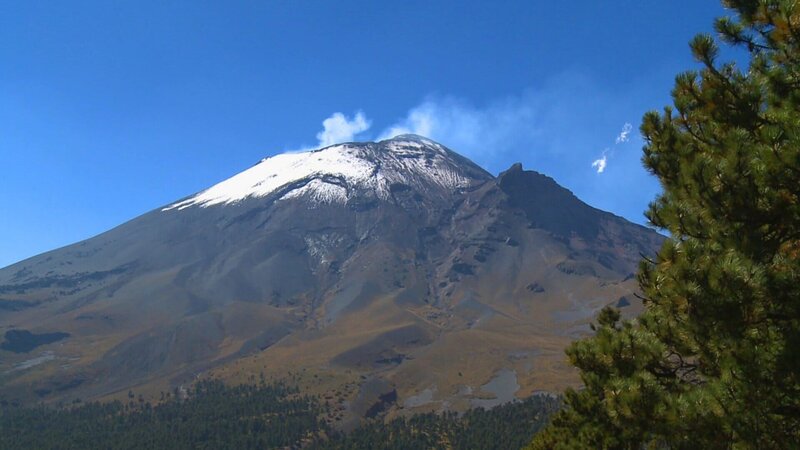 Der Popocatepetl. Nur 70 Kilometer von Mexiko City entfernt, leben fast 25 Millionen Menschen im Umfeld des Vulkans. Kein anderer Vulkan gefährdet am gesamten Pazifischen Feuerring mehr Menschen. – Bild: 3sat