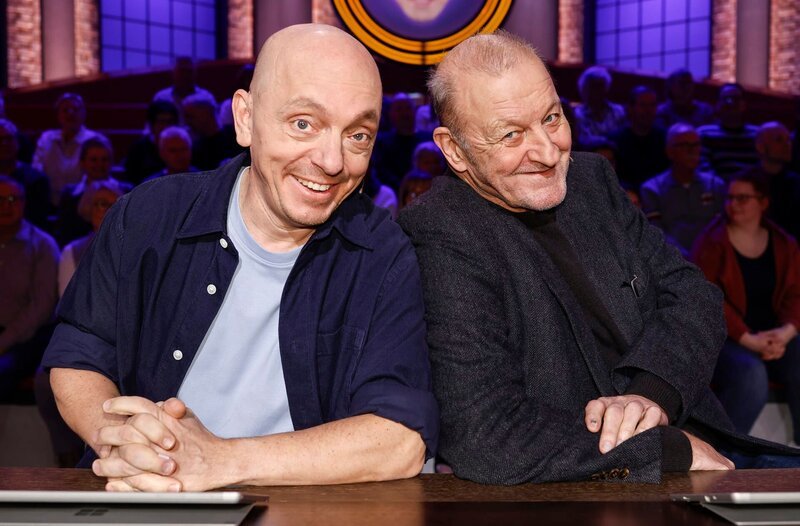 Rateteam-Kapitän Bernhard Hoëcker (l.) und der Schauspieler Leonard Lansink (r.) bilden ein Rateteam. – Bild: ARD/​Morris Mac Matzen