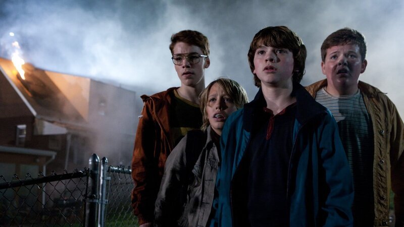 Während der entgleiste Zug alles in Schutt und Asche legt, bahnt sich etwas seinen Weg aus den Trümmern, welches das Leben von (v.l.n.r.) Martin (Gabriel Basso), Cary (Ryan Lee), Joe (Joel Courtney) und Charles (Riley Griffiths) für immer verändern wird … – Bild: ZDF und Francois Duhamel Während der entgleiste Zug alles in Schutt und Asche legt, bahnt sich etwas seinen Weg aus den Trümmern, welches das Leben von (v.l.n.r.) Martin (Gabriel Basso), Cary (Ryan Lee), Joe (Joel Courtney) und Charles (Riley Griffiths) für immer verändern wird … – Bild: ZDF und Francois Duhamel