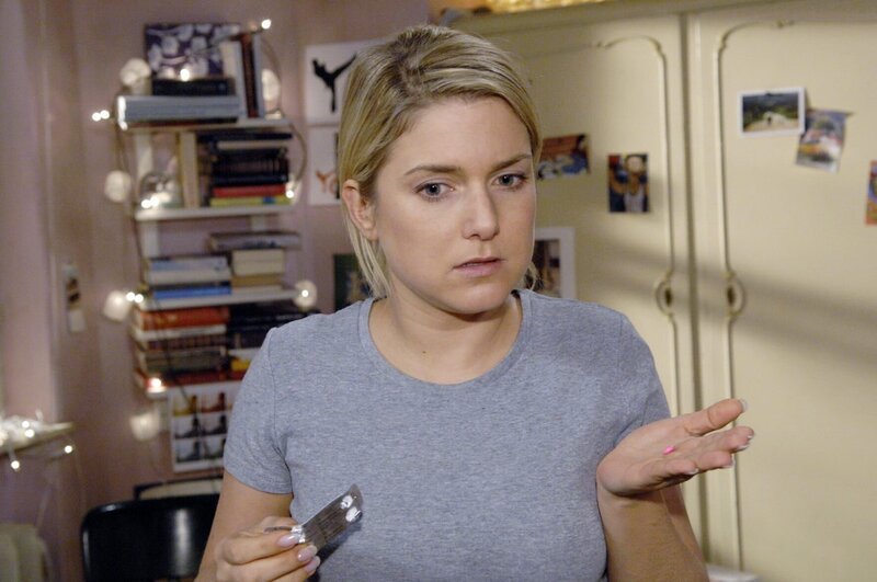 Anna (Jeanette Biedermann) versucht mit den Tabletten von Diaz ihr Tief zu überwinden … – Bild: Sat.1 Emotions