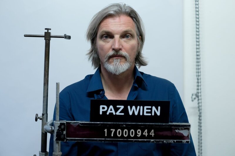 Ribarski wird für die Verbrecherkartei fotografiert. (Major Carl Ribarski (Stefan Jürgens)). „SOKO Wien – Die Fäden in der Hand“: Foto von Carl für die Kartei. Fotograf: Petro Domenigg – Bild: Petro Domenigg/​FILMSTILLS.AT KG – Witthauergasse 22–1180 VIENNA