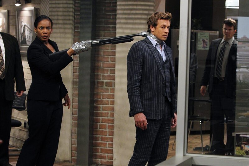 Als ein Antiquitätenhändler ermordet wird, fällt der Verdacht auf das Team des CBI. Eine interne Hetzjagd wird gestartet, denn jeder ist auf einmal verdächtig. Patrick (Simon Baker, r.) und Hightower (Aunjanue Ellis, l.) … – Bild: Warner Bros. Television Lizenzbild frei