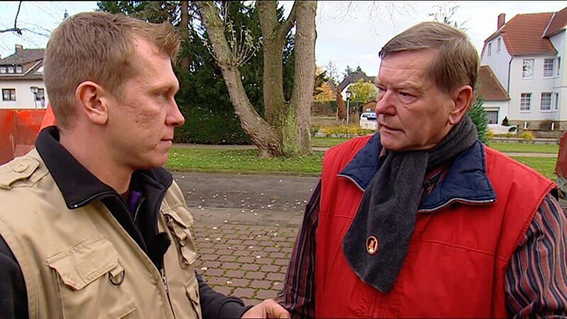 Ingrid und Arne haben endgültig genug von Günthers Sammelwut. Nicht nur von seiner Geschäftsaufgabe hat er noch jede Menge Überbleibsel eingelagert, er sammelt auch fleißig weiter. Trödelprofi Otto Schulte muss allerdings erst einmal Günther überzeugen, sich überhaupt von etwas zu trennen und bittet seinen Trödelkollegen und angehenden Psychologen Antoine Richard dazu. – Bild: RTLZWEI