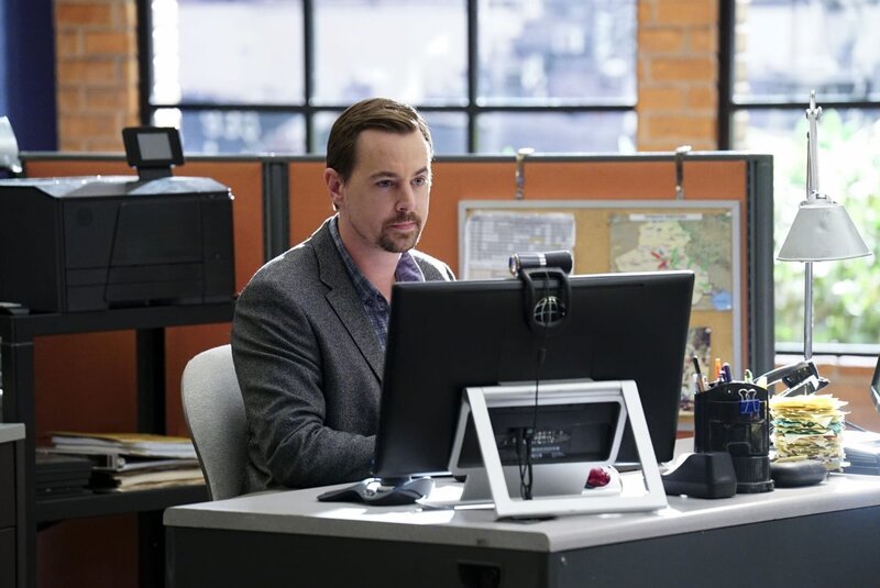 McGee (Sean Murray) versucht, auffällige Aktivitäten auf der Kreditkarte der Entführten und des Hauptverdächtigen zu verfolgen – wird er fündig? – Bild: PLURIMEDIA (CBS Broadcasting Inc.)