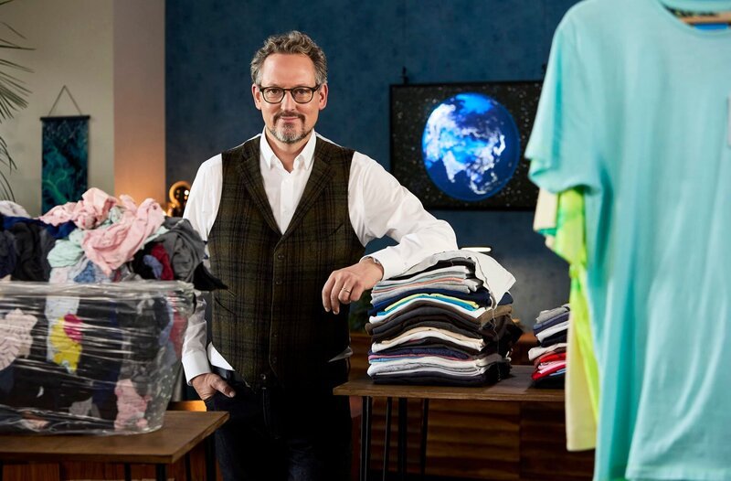 Durch die günstige „Fast Fashion“-Wegwerfmode landen jährlich etwa 1,3 Millionen Tonnen Kleidung in Altkleidercontainern oder bei Straßensammlungen. Leider führt das zu mehr Problemen, als es löst. Antworten gibt es bei „Wissen vor acht – Erde“. – Bild: ARD/​Kai Schulz