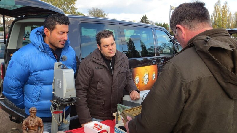Trödelexperte Sükrü Pehlivan und Hardy auf dem Flohmarkt. – Bild: RTL Zwei